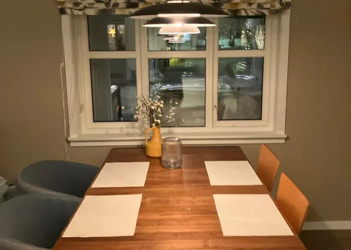 Lys, Koselig Og Sentrumsnaer Leilighet I Stille Villastrok!